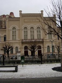 Lázně III 3: Původně společenský lázeňský dům postaven v letech 1863-86 (arch. Renner, Labitzky, Hein), v romantickém slohu anglické zámecké neogotiky. V prvním patře je koncertní síň Antonína Dvořáka. 