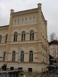 Lázně III 6: Původně společenský lázeňský dům postaven v letech 1863-86 (arch. Renner, Labitzky, Hein), v romantickém slohu anglické zámecké neogotiky. V prvním patře je koncertní síň Antonína Dvořáka. 