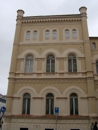 Lázně III 7: Původně společenský lázeňský dům postaven v letech 1863-86 (arch. Renner, Labitzky, Hein), v romantickém slohu anglické zámecké neogotiky. V prvním patře je koncertní síň Antonína Dvořáka. 