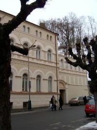 Lázně III 8: Původně společenský lázeňský dům postaven v letech 1863-86 (arch. Renner, Labitzky, Hein), v romantickém slohu anglické zámecké neogotiky. V prvním patře je koncertní síň Antonína Dvořáka. 