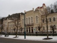 Lázně III 4: Původně společenský lázeňský dům postaven v letech 1863-86 (arch. Renner, Labitzky, Hein), v romantickém slohu anglické zámecké neogotiky. V prvním patře je koncertní síň Antonína Dvořáka. 