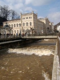 Lázně III 29: Původně společenský lázeňský dům postaven v letech 1863-86 (arch. Renner, Labitzky, Hein), v romantickém slohu anglické zámecké neogotiky. V prvním patře je koncertní síň Antonína Dvořáka. 