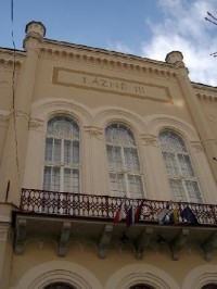 Lázně III 25: Původně společenský lázeňský dům postaven v letech 1863-86 (arch. Renner, Labitzky, Hein), v romantickém slohu anglické zámecké neogotiky. V prvním patře je koncertní síň Antonína Dvořáka. 