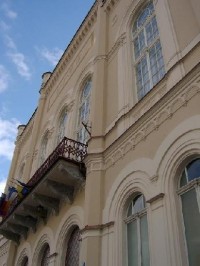 Lázně III 27: Původně společenský lázeňský dům postaven v letech 1863-86 (arch. Renner, Labitzky, Hein), v romantickém slohu anglické zámecké neogotiky. V prvním patře je koncertní síň Antonína Dvořáka. 