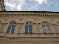Lázně III 28: Původně společenský lázeňský dům postaven v letech 1863-86 (arch. Renner, Labitzky, Hein), v romantickém slohu anglické zámecké neogotiky. V prvním patře je koncertní síň Antonína Dvořáka. 