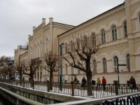 Lázně III 5: Původně společenský lázeňský dům postaven v letech 1863-86 (arch. Renner, Labitzky, Hein), v romantickém slohu anglické zámecké neogotiky. V prvním patře je koncertní síň Antonína Dvořáka. 