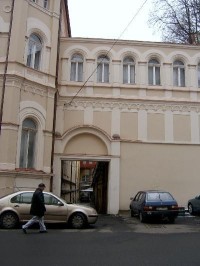 Lázně III 9: Původně společenský lázeňský dům postaven v letech 1863-86 (arch. Renner, Labitzky, Hein), v romantickém slohu anglické zámecké neogotiky. V prvním patře je koncertní síň Antonína Dvořáka. 