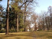Park 46: Tento zámecký park se vyznačuje velmi starými a cennými stromy, dříve to byly především prastaré duby. Jeden z nich, tzv Körnerův je starý až 1000 let. Ještě počátkem minulého století tu stáli tři takoví velikáni, které básník Theodor Körner