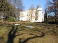 Park 39: Nový zámek, který je v severozápadní části parku a je v něm domov učňovské mládeže a učiliště spojů. Výstavná pseudobarokní budova je z r. 1875. 