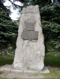 Památník Masaryka, Beneše a Štefánika: Památník je kamenný monolit s bronzovými reliéfy Masaryka, Beneše a Štefánika; nám. Smiřických