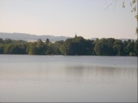 Podzámecký rybník: Pohled od Rožmitálu Pod Třemšínem na Starý Rožmitál přez Podzámecký rybník