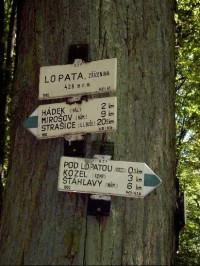 Lopata - rozcestí 2: Rozcestí u zříceniny Lopata, nachází se cca 300 m severozápadně od zříceniny (Rozcestí,které má název "Pod Lopatou" je odtud dalších 300 m a najdeme na něm i zelenou turistickou značku)