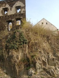 Hrad a dům: Celý areál hradu byl pohlcen městskou zástavbou, která z něj příliš nezanechala.