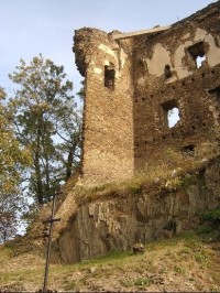 Zřícenina hradu: Hrad založil ve druhé polovině 13. století Ondřej ze Všechrom. V majetku pánů z Říčan zůstal až do roku 1420, kdy byl na hradě Diviš z Říčan obležen husitskými vojsky. Po několika dnech se posádka vzdala a hrad přešel do rukou pražsk