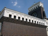 Kostel Nejsvětějšího Srdce Páně -náměstí Jiřího z Poděbrad: pohled od Vinohradské třídy
