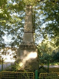 Památník: památník se středu obce