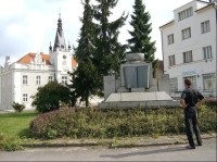 památník na náměstí: Povýšení Peček na město a obětem světové války