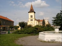 Kašna a kostel: kašna a kostel sv. Václava na náměstí