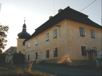 Fara a kostel: Dominantou obce je barokní kostel zasvěcený sv. Václavu (558 m.n.m.), jeden z nejstarších kostelů v Čechách.