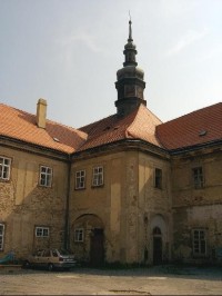 nádvoří a věž: Součástí bývalé jezuitské rezidence je i barokní kostel 