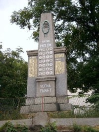 Pomník padlým: pomník obětem války - u kostela ve Svojšicích
