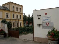 Vchod do zámku: zámek ve Svojšicích - dnes Ústav sociální péče
