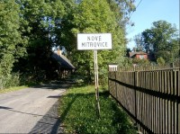 Obec Nové Mitrovice: obec od severozápadu, silnice č. 177