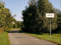 Obec Mítov: Mítov od severozápadu, silnice č. 2039