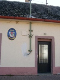Znak: Znak obce na budově Obecního úřadu