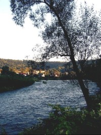 Od severu: pohled na obec od severu; řeka Ohře