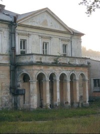 Zámek - Velichov: V 16.-17. století zde byla tvrz Šliků, zničená za třicetileté války (1621). Na jejím místě zde byl v letech 1747-55 postaven barokní zámek (na návrší nedaleko od kostela), přestavěný v roce 1870. 