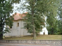 Kostel: kostel Povýšení sv. Kříže, jehož románský původ prokázal  nedávný průzkum