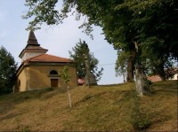 kaple: Kaple sv. Floriána byla postavena roku 1838 na náklad obecních důchodů 
