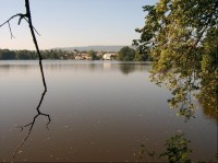 Od Rožmitálu: pohled na Podzámecký rybník od Rožmitálu Pod Třemšínem