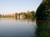 Rožmitál - zámek: pohled k jižnímu břehu Podzámeckého rybníka