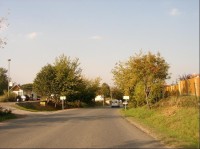 Obec z jihu: obec z jižní strany, silnice č. 240