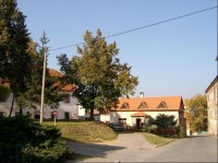ZUŠ a zámek: Základní Umělecká škola (vlevo) a budova zámku (vpravo)