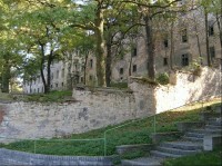 Za zdí: V současné době je zámek bohužel značně poškozen a veřejnosti je proto nepřístupný.