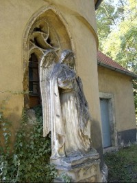 Jižní strana: jižní strana se sochou anděla