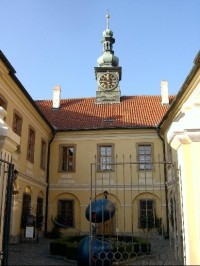 Kaple sv. Floriana: Stavebníkem kladenského baroka se stal Benno Löbl OSB (opat břevnovsko- broumovského kláštera 1738-1751). Kilián Ignác Dientzenhofer zahájil roku 1738 přestavbu renesančního zámku na barokní rezidenci. Jan Karel Kovář provedl roku