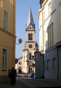 Kostel Nanebevzetí Panny Marie: průhled z ulice Plk.Stříbrného