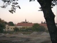 Panorama s kostelam: pohled ke kostelu z jižní části obce, ze silnice č.101