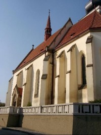 Z boční strany: Jednou z gotických památek Velvar je i kostel sv. Kateřiny na náměstí. 