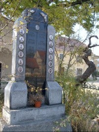 Pomník: Pomník obětem války - na návsi