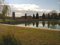 Rybník a hřiště: V březnu 2005 bylo slavnostně otevřeno a předáno dětské hřiště.