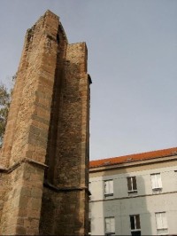 Zřícenina u školy: Gotické ruiny vedle nové "moderní" budovy školy.