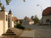Kostelní brána a okolí
