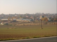 Pohled ze severu: ze silnice č. 16 na Mšec