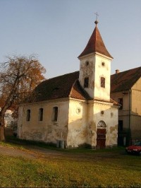 Kostel Nejsvětější trojice 2: Jednoduchý pozdně barokní kostel, postavený v letech 1801 - 1805, jednolodní kostel s obdélníkovou lodí, s hranolovou věží v západním průčelí. Fasáda členěná lisénovými rámci, okna obdélníkového tvaru, segmentovitě zakon