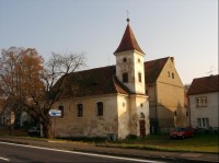 Kostel Nejsvětější trojice: Jednoduchý pozdně barokní kostel, postavený v letech 1801 - 1805, jednolodní kostel s obdélníkovou lodí, s hranolovou věží v západním průčelí. Fasáda členěná lisénovými rámci, okna obdélníkového tvaru, segmentovitě zakonče